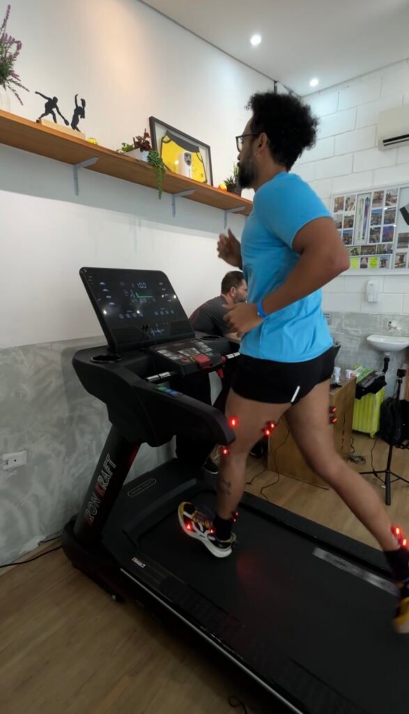 Atleta realizando teste com sensores de análise de movimento na esteira


