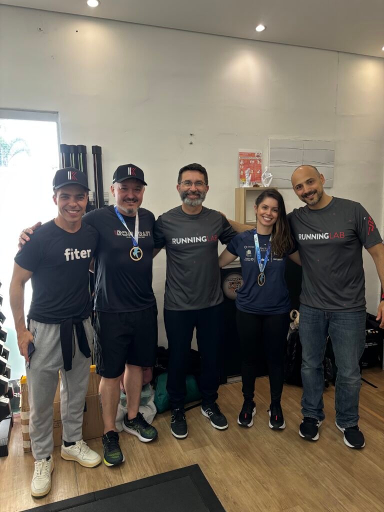 Equipe e participantes reunidos no estande da Iron Kraft